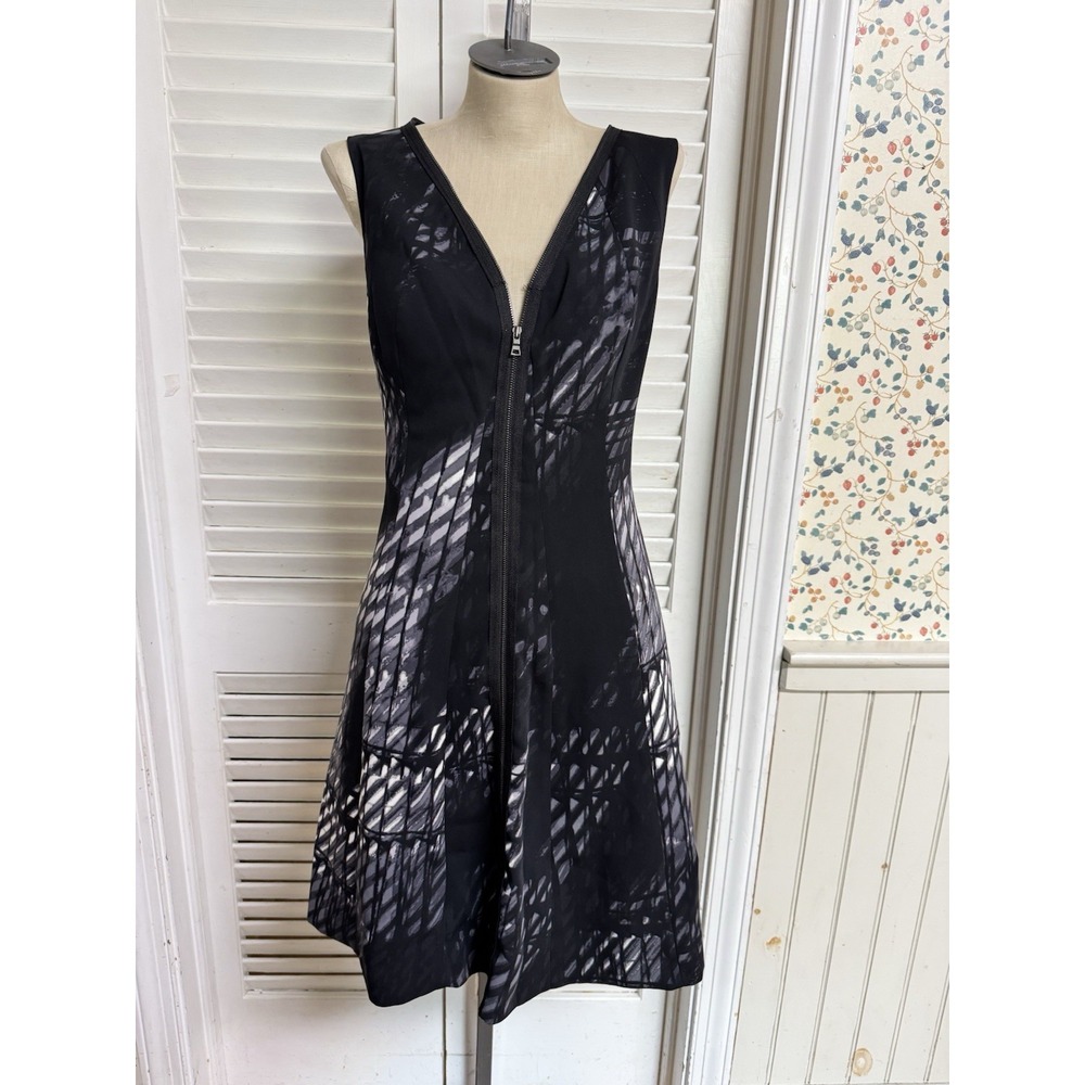 $178 T Tahari Full Front Zip Fit&Flare Dress Black/White Abstract Satin Lined EC
